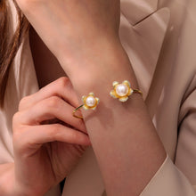 Load image into Gallery viewer, Flower with Pearl Bangle Bracelet-B0186PLG
